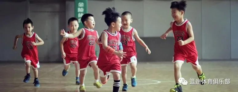 老年人打篮球时应如何进行适当的力量训练?_2